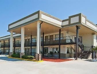 Days Inn By Wyndham Gonzales Exterior photo