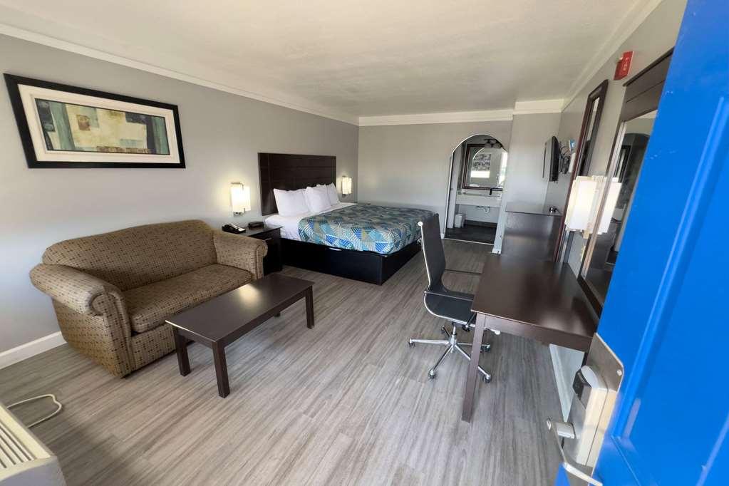 Days Inn By Wyndham Gonzales Room photo