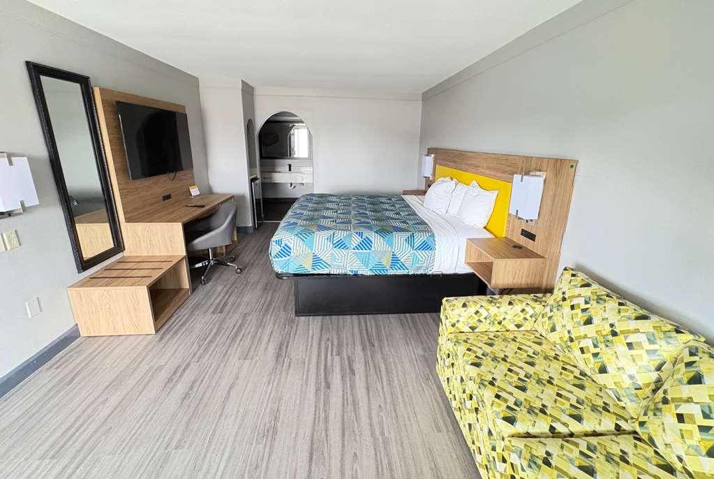 Days Inn By Wyndham Gonzales Room photo