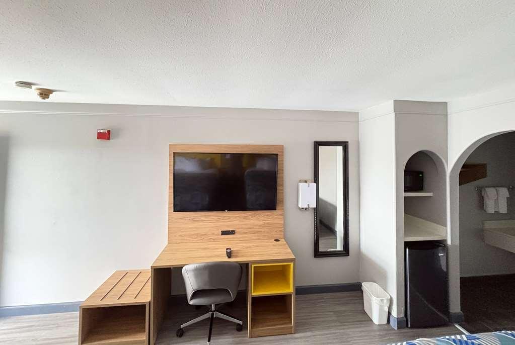 Days Inn By Wyndham Gonzales Room photo