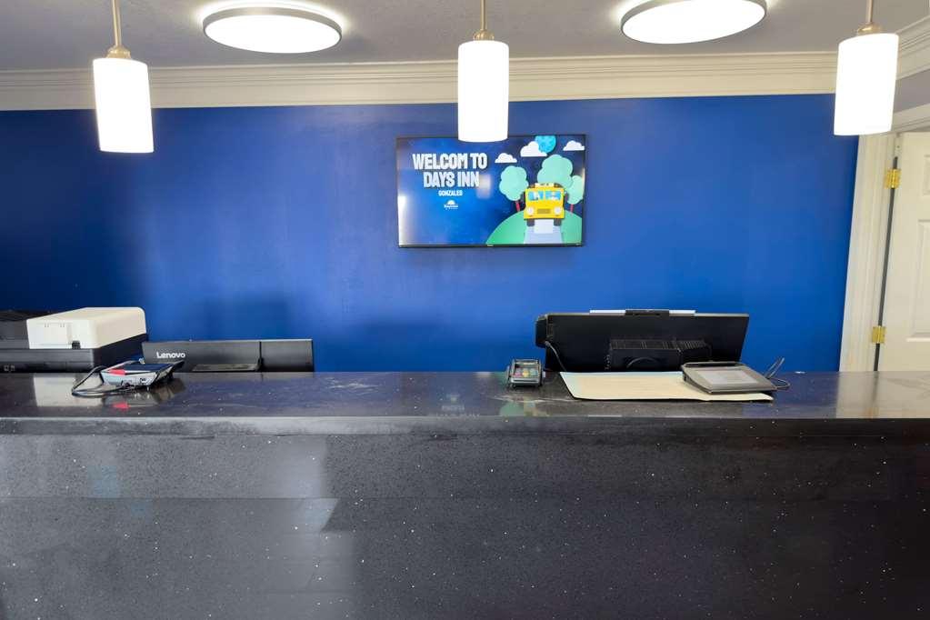Days Inn By Wyndham Gonzales Interior photo