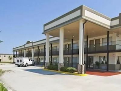 Days Inn By Wyndham Gonzales Exterior photo